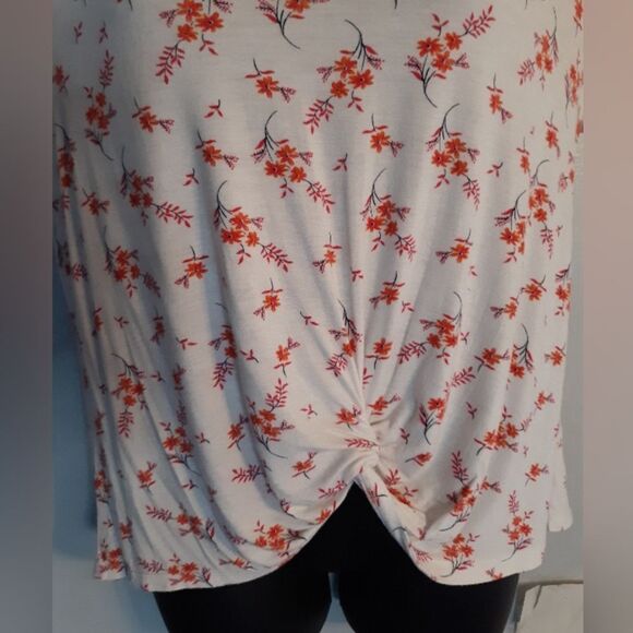 No Boundaries white floral criss cross front knot blouse - Picture 5 of 6